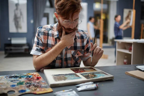 Retrato Artista Barbudo Contemporáneo Que Trabaja Estudio Arte Pintando Cuadros — Foto de Stock