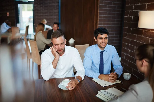 Jovem Gerente Barbudo Conversando Com Cliente Smartphone Ter Discussão Projeto — Fotografia de Stock