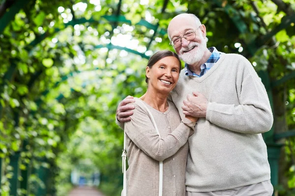 Hängivna Seniorer Casualwear Stående Famn Utomhus — Stockfoto