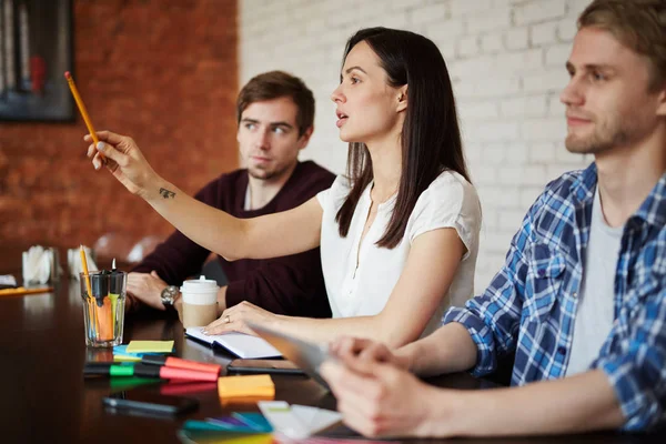 Student Verhoging Van Haar Hand Aan Vraag Aan Docent Spreker — Stockfoto