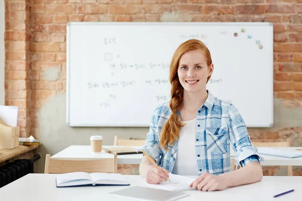 Chica Creativa Dibujando Con Lápiz Bloc Notas Lección — Foto de Stock