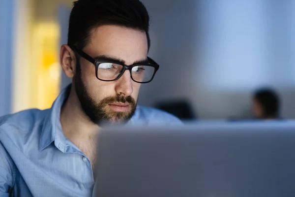 Portrait Handsome Bearded Man Wearing Glasses Working Laptop Dark Office — Stock Photo, Image