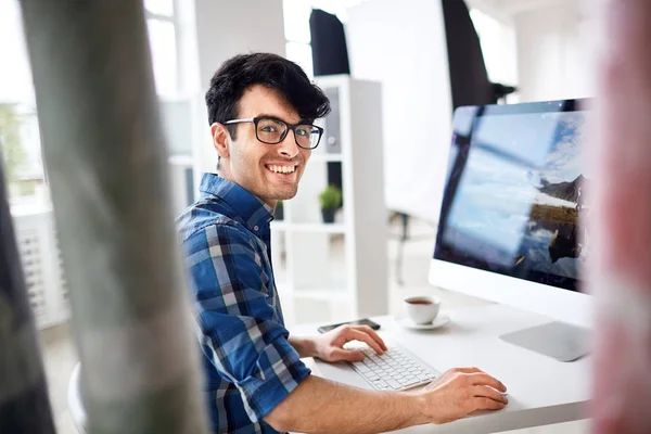 Waist Portrait Cheerful Young Manager Looking Camera Toothy Smile While — Stock Photo, Image