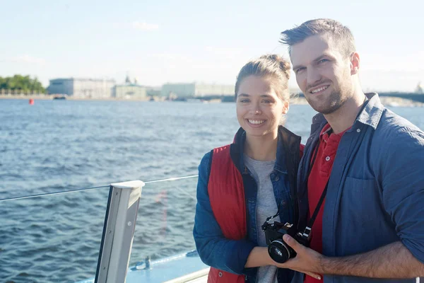 照相机享受水上旅游的年轻游客 — 图库照片