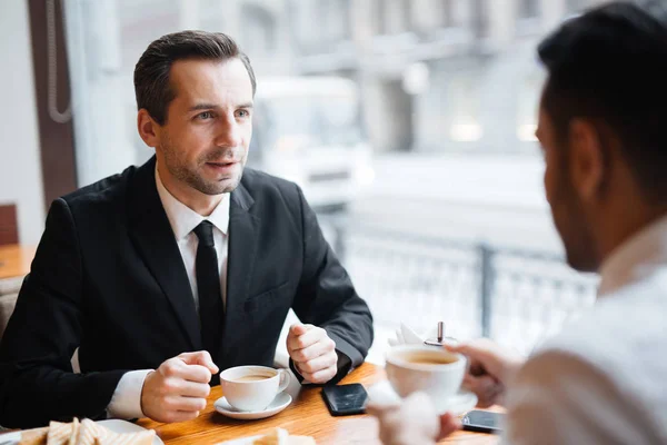 有信心的律师在咖啡馆里咨询他的客户 — 图库照片