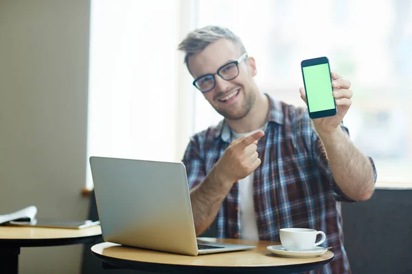 Hombre Joven Con Gadget Móvil Apuntando Información Pantalla Táctil — Foto de Stock