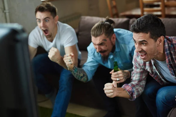 Retrato Tres Hombres Adultos Emocionales Viendo Deporte Partido Televisión Gritando —  Fotos de Stock