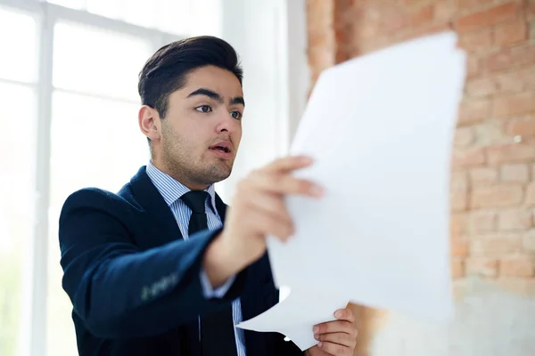 Joven Economista Con Papeles Financieros Haciendo Informe — Foto de Stock