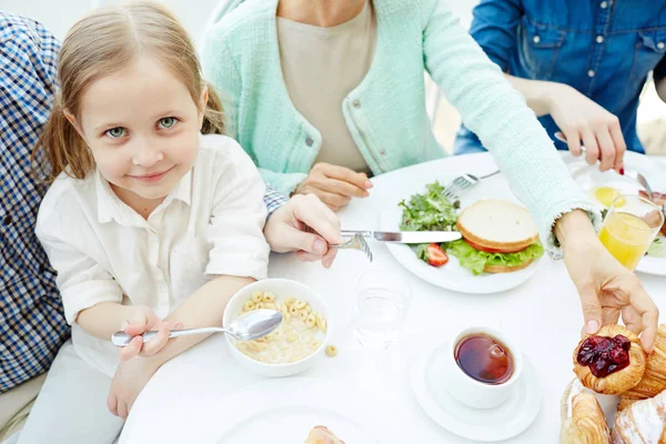 Petite Fille Mangeant Des Flocons Table Avec Famille Proximité — Photo