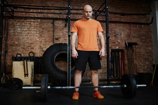 Sportieve Man Van Middelbare Leeftijd Voorbereiding Doen Barbell Krullen Bakstenen — Stockfoto