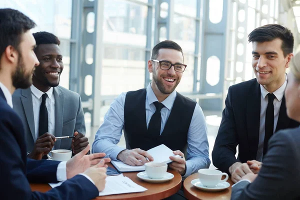 Happy Business Team Som Har Konversation Vid Möte — Stockfoto