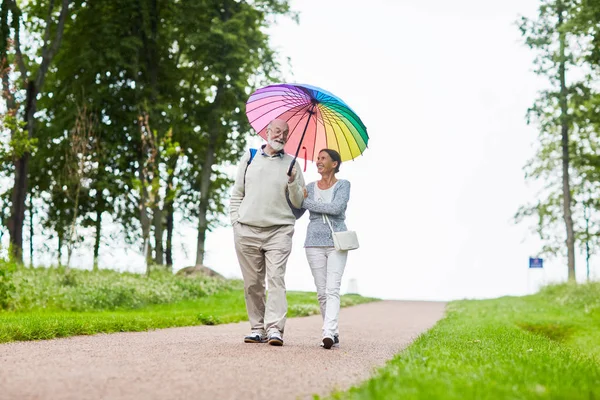 Paio Pensionati Che Parlano Mentre Percorrono Strada Campagna Sotto Ombrello — Foto Stock