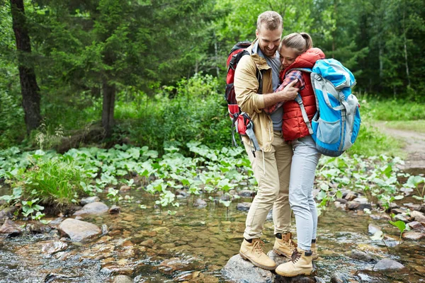 Kucaklama Orman Nehir Ortasında Duran Genç Çift — Stok fotoğraf