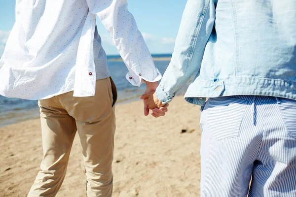 Vista Posteriore Coppia Amorosa Tenuta Mano Durante Passeggiata Sulla Spiaggia — Foto Stock