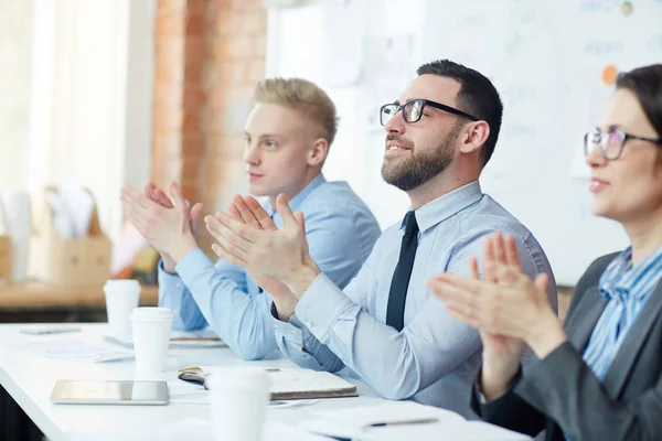 Reihe Junger Geschäftsleute Beim Händeschütteln Nach Der Rede — Stockfoto