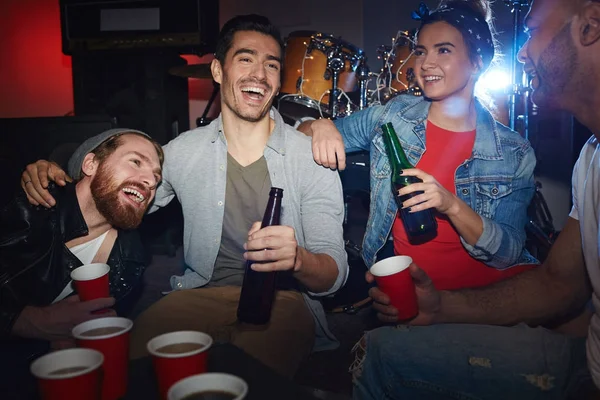 Extatisch Vrienden Met Bier Plezier Nachtclub — Stockfoto