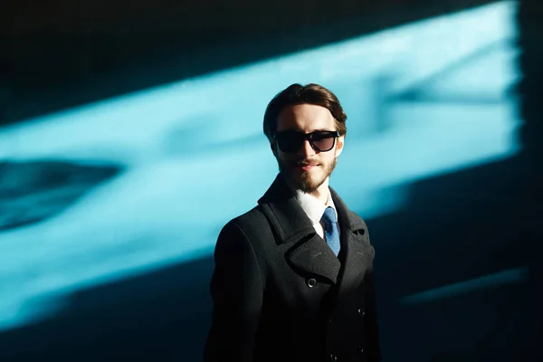 Portrét Pohledný Obchodní Muž Nosí Sluneční Brýle Černý Kabát Jasném — Stock fotografie