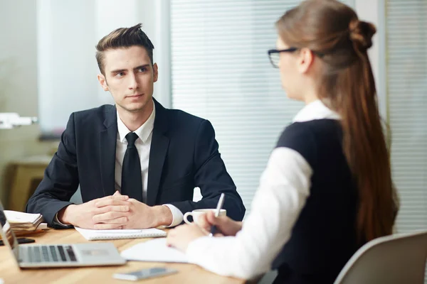 Joven Solicitante Escuchando Pregunta Del Empleador Durante Entrevista — Foto de Stock