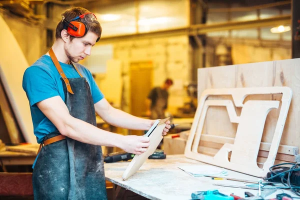 Portret Van Gerichte Jonge Man Aan Het Werk Carpenting Studio — Stockfoto