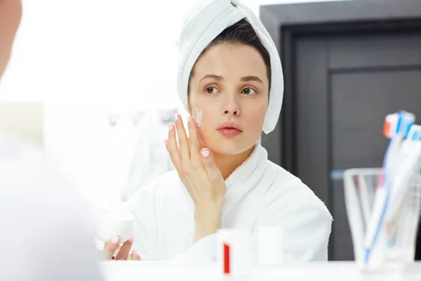 Pretty Girl Applying Moisturizing Cream Her Face — Stock Photo, Image