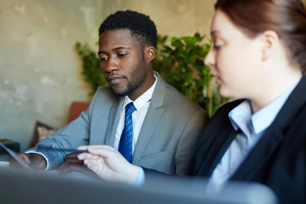 Twee Mensen Uit Het Bedrijfsleven Tijdens Werk Vergadering Moderne Kantoor — Stockfoto