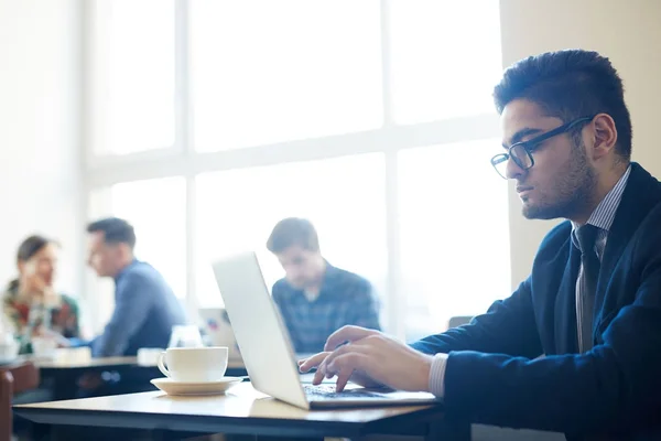 Affärsman Som Koncentrerar Sig Arbeta Online — Stockfoto