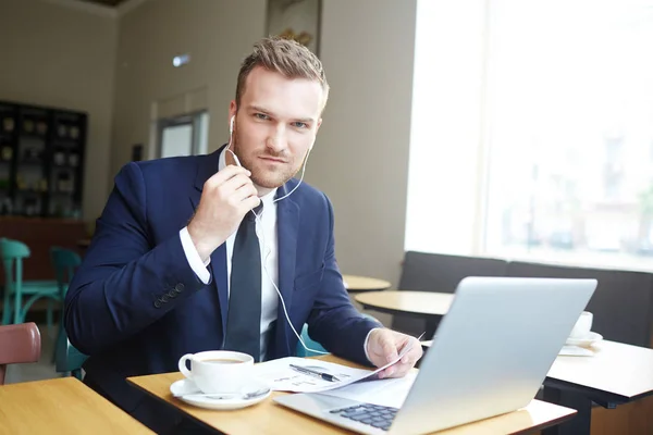 Empresario Con Auriculares Papel Delante Del Portátil — Foto de Stock