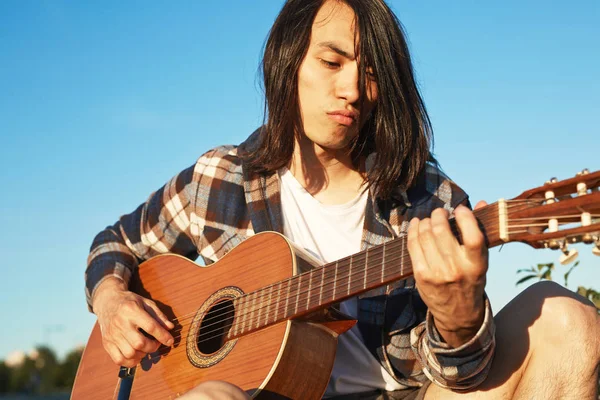 Portret Mężczyzny Azji Pewnie Sobie Sprawdzone Koszula Gitarze Siedząc Zewnątrz — Zdjęcie stockowe