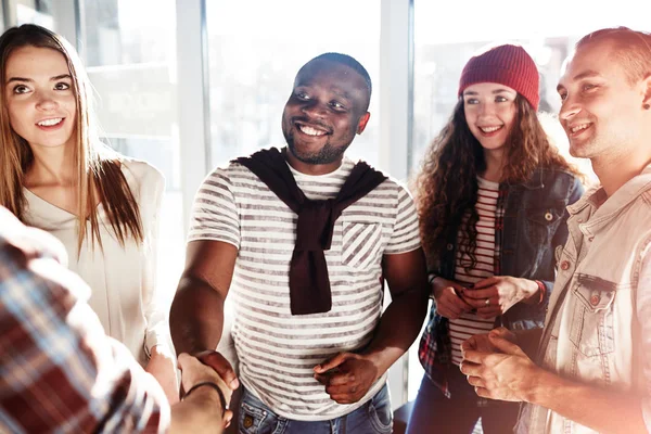 Erfolgreiches Treffen Von Geschäftspartnern Lächelnder Afrikanisch Amerikanischer Unternehmer Schüttelt Einem — Stockfoto