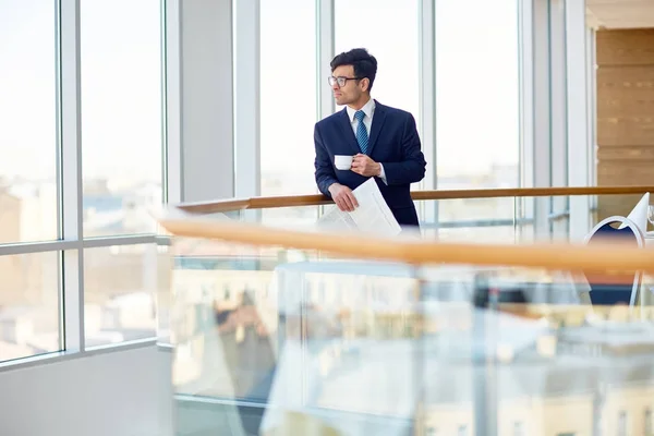 Joven Ropa Formal Con Periódico Mirando Por Ventana — Foto de Stock