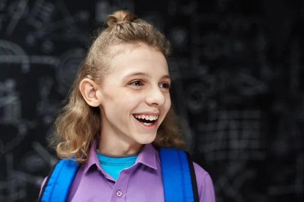 Lachen Schooljongen Zoek Opzij Tegen Blackboard — Stockfoto