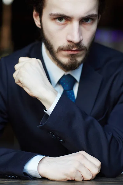 Cabeça Ombros Retrato Homem Barbudo Bonito Vestindo Terno Negócios Elegante — Fotografia de Stock
