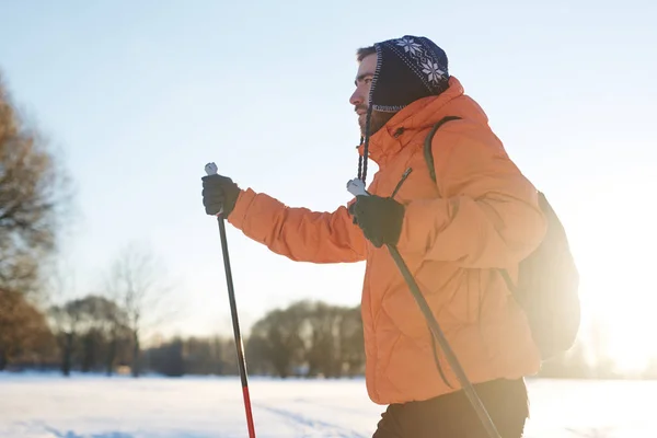 Aktiva Backpacker Skidåkning Lantlig Miljö Vintern Helg — Stockfoto