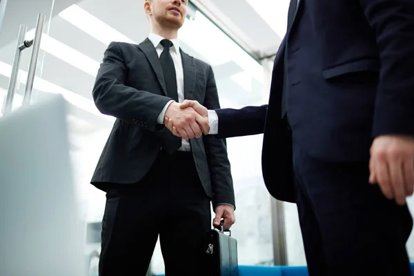 Empresários Ternos Aperto Mão Após Reunião — Fotografia de Stock