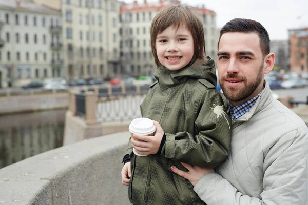 Gelukkige Zoon Vader Kijken Camera Stedelijke Omgeving — Stockfoto