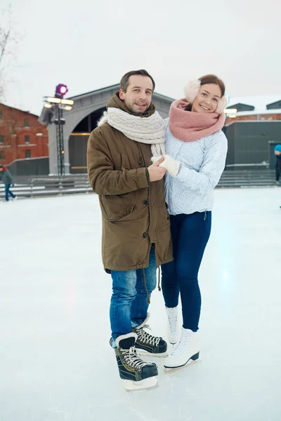 Alegres Datas Afetuosas Patins Winterwear Passar Lazer Juntos — Fotografia de Stock