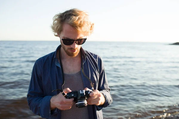 Joven Fotógrafo Con Cámara Fotográfica Haciendo Fotos Vistas Naturales Junto — Foto de Stock