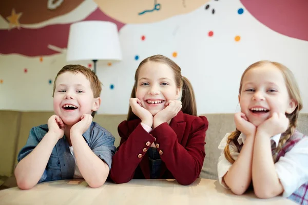 Ekstatyczny Dzieci Śmieją Się Wypoczynek Kawiarni — Zdjęcie stockowe