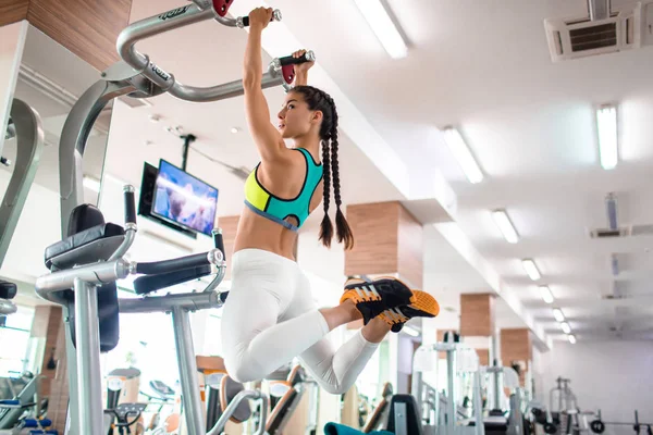 Visão Traseira Jovem Esportiva Vestindo Leggings Top Fazendo Pull Ups — Fotografia de Stock