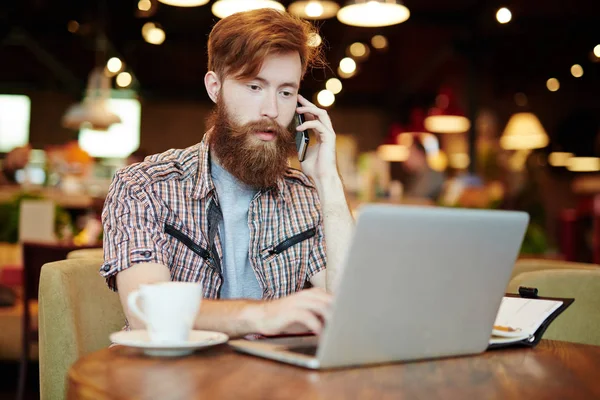 Jovem Gerente Bonito Sentado Aconchegante Pequeno Café Discutir Detalhes Projeto — Fotografia de Stock