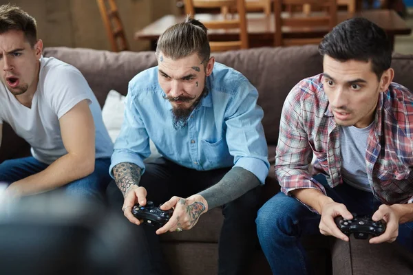 Retrato Close Três Homens Adultos Emocionais Jogando Videogames Torcendo Segurando — Fotografia de Stock