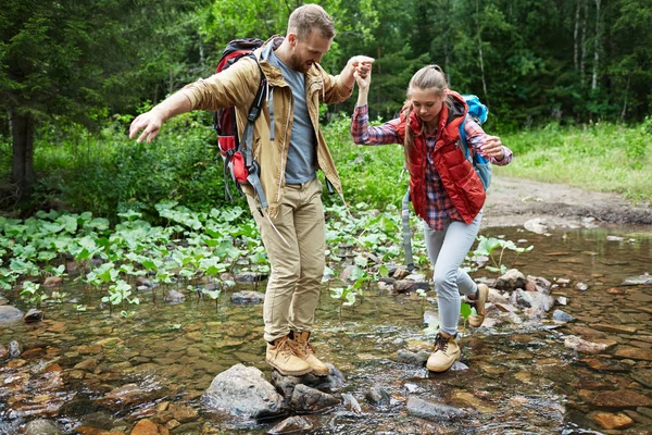 Vandring Älskare Genom Floden Skogen — Stockfoto