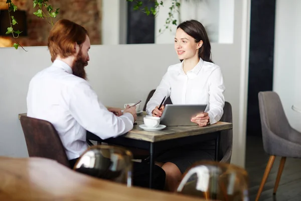 Młody Biznesmen Interesu Interakcji Start Spotkanie Kawiarni — Zdjęcie stockowe