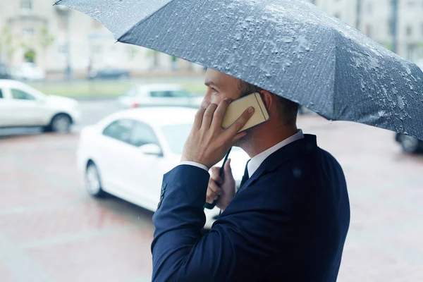 Makler Telefoniert Unter Regenschirm Auf Der Straße — Stockfoto