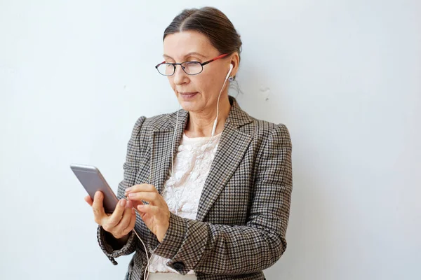 Empresária Contemporânea Assistindo Algo Online Seu Smartphone — Fotografia de Stock