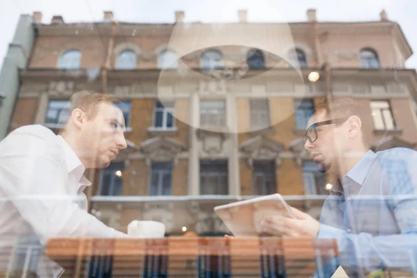 两个经理坐在一起 而在咖啡馆互动 — 图库照片