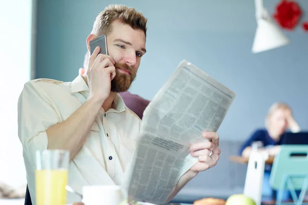 Retrato Del Hombre Guapo Moderno Camisa Casual Hablando Por Teléfono — Foto de Stock