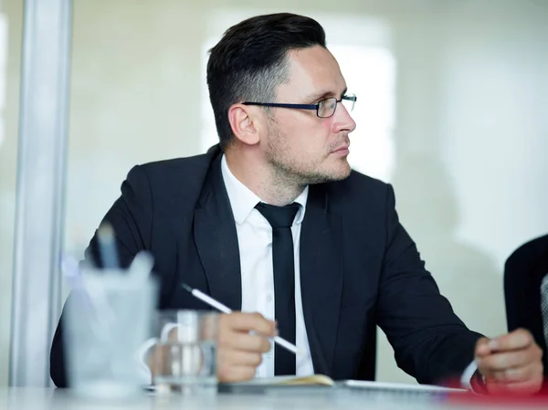 Retrato Del Ejecutivo Mediana Edad Con Gafas Traje Formal Sentado —  Fotos de Stock