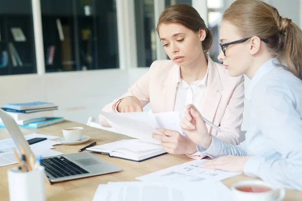 Intellektuella Kvinnor Tittar Genom Affärshandlingar Arbetsplatsen — Stockfoto