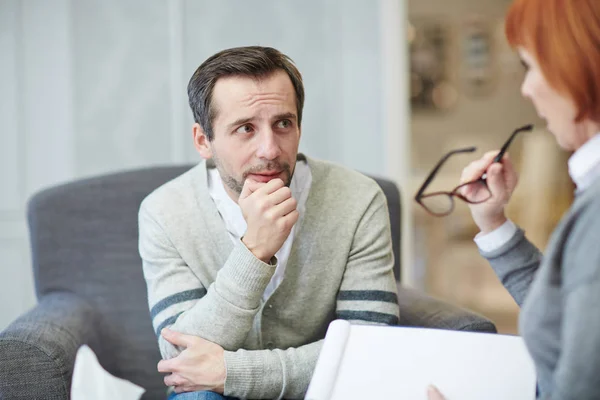 Hombre Preocupado Hablando Sus Miedos Psiquiatra — Foto de Stock